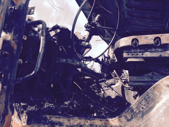 Buồng lái xe tải bị cháy rụi. Ảnh Minh Anh