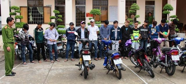 Tu tap co vu dua xe, 31 thanh nien mien Tay bi phat tien hinh anh