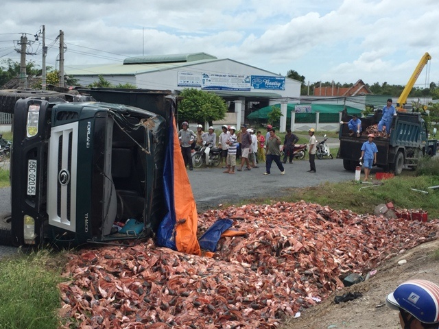 Xe container lat nhao, 21 tan dau ca tran ra duong hinh anh