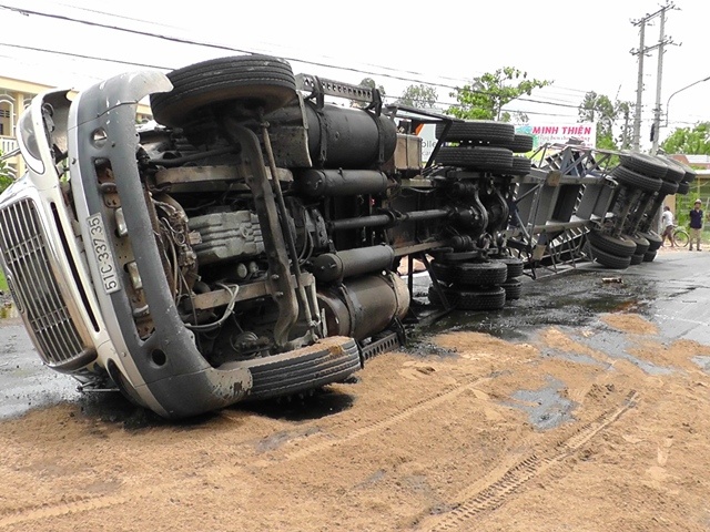 Hiện trường vụ lật xe trên quốc lộ 30. Ảnh cơ quan công an.