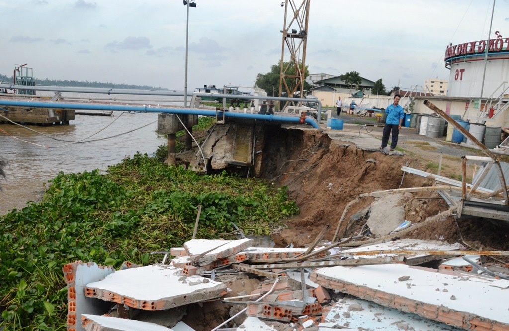 Kho xang dau lon nhat mien Tay sat lo nghiem trong hinh anh