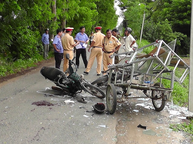 Bi kinh xe gay tai nan cua vao co tu vong hinh anh