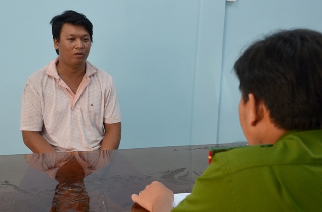 Sau khi uong ruou, 3 thanh nien di cuop xe may hinh anh