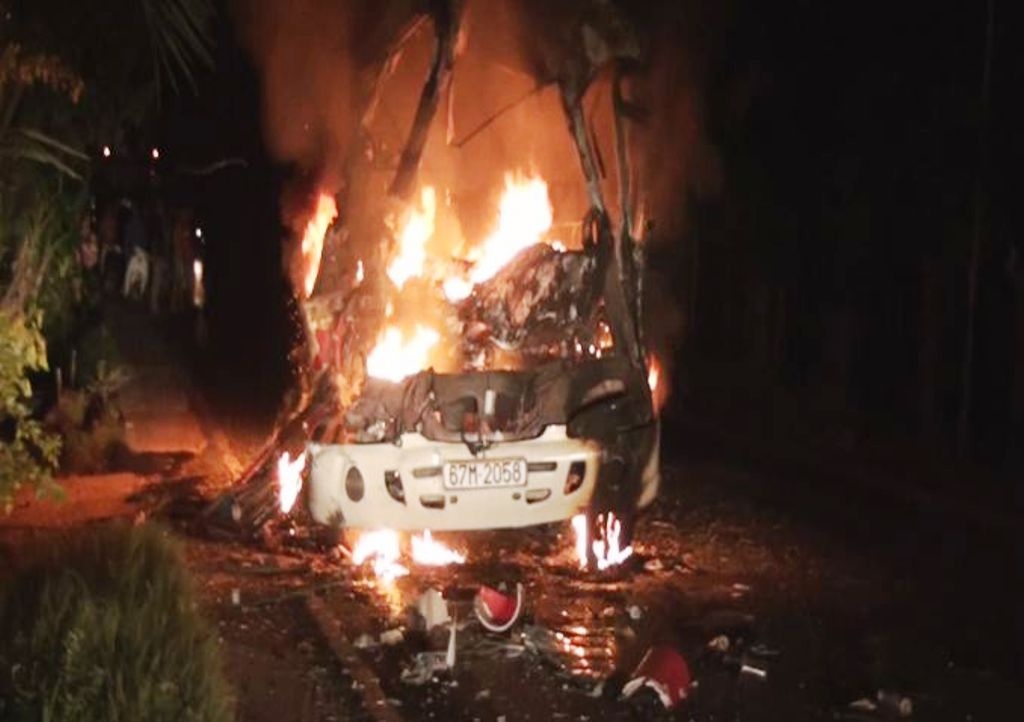 Oto cho 18 hanh khach boc chay du doi trong dem hinh anh