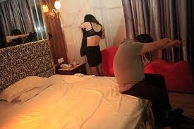 Chu nha tro kiem moi gioi mai dam o mien Tay hinh anh