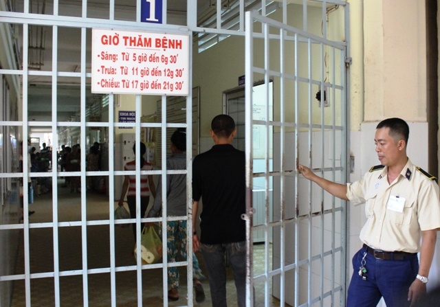 Nghi pham dam thau so chau be doi dap dau vao tuong tu van hinh anh