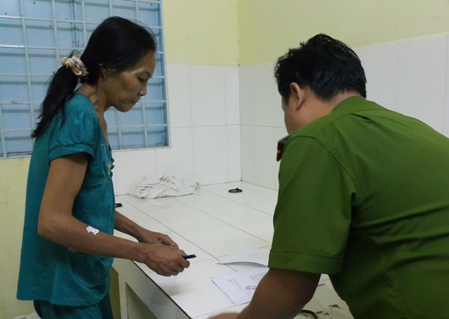 Cơ quan điều tra tống đạt các quyết định khởi tố vụ án, khởi tố bị can và bắt tạm giam đối với Nguyễn Thị Vân. Ảnh Minh Anh