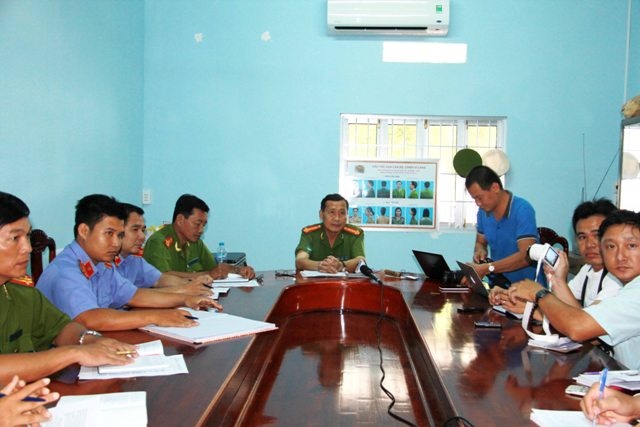 Công an tỉnh Vĩnh Long họp báo thông tin vụ cháu bé bị đâm. Ảnh Minh Anh