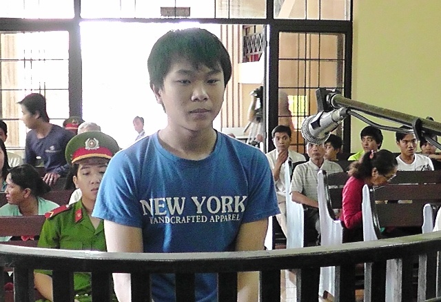 Ru ban gai nhi quan he trong ngoi nha vang nguoi hinh anh