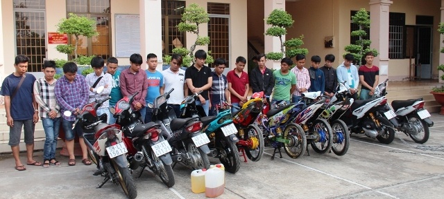 Bi cong an bat khi dang ban ke hoach dua xe o khach san hinh anh