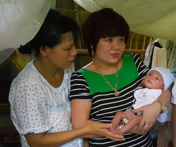 Cháu Phát được cứu sống và đang trong vòng tay chăm sóc của gia đình, người thân. Ảnh Minh  Anh