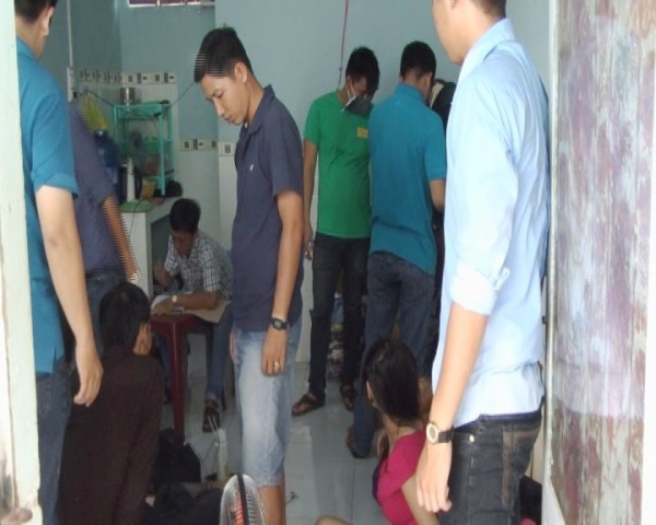 Thieu nu bi bat cung 3 thanh nien 'dap da' trong nha nghi hinh anh