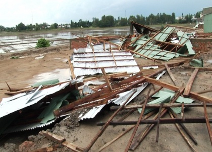 Hon 100 can nha bi sap, toc mai do mua lon, dong loc hinh anh