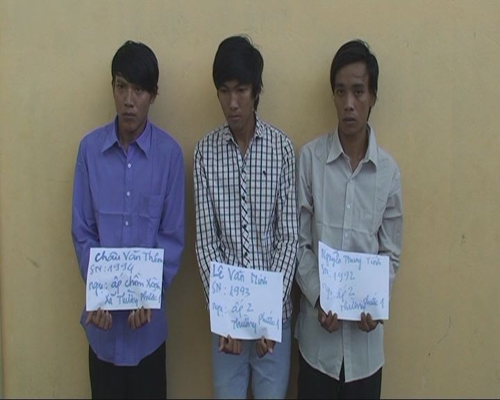 Giang bay day dien ngang duong de cuop xe hinh anh