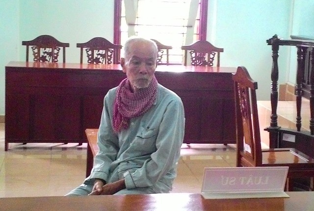 Cu ong 91 tuoi bo thuoc doc vao binh tra cho vo uong hinh anh