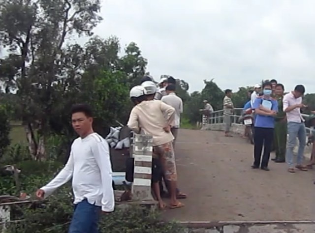 Nguoi dan ong nam chet duoi chan cau hinh anh