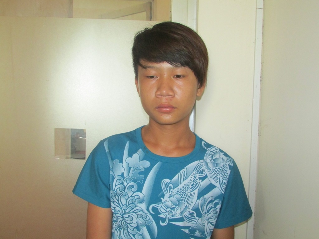 Danh nhau tren cau, mot nguoi roi xuong song tu vong hinh anh