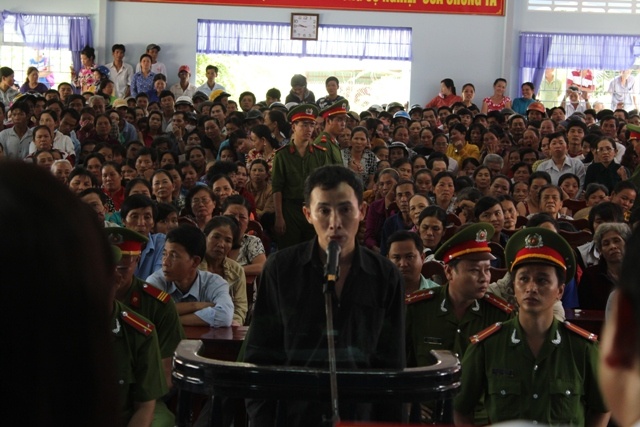 Tu hinh ke phong hoa giet 3 nguoi trong gia dinh hinh anh