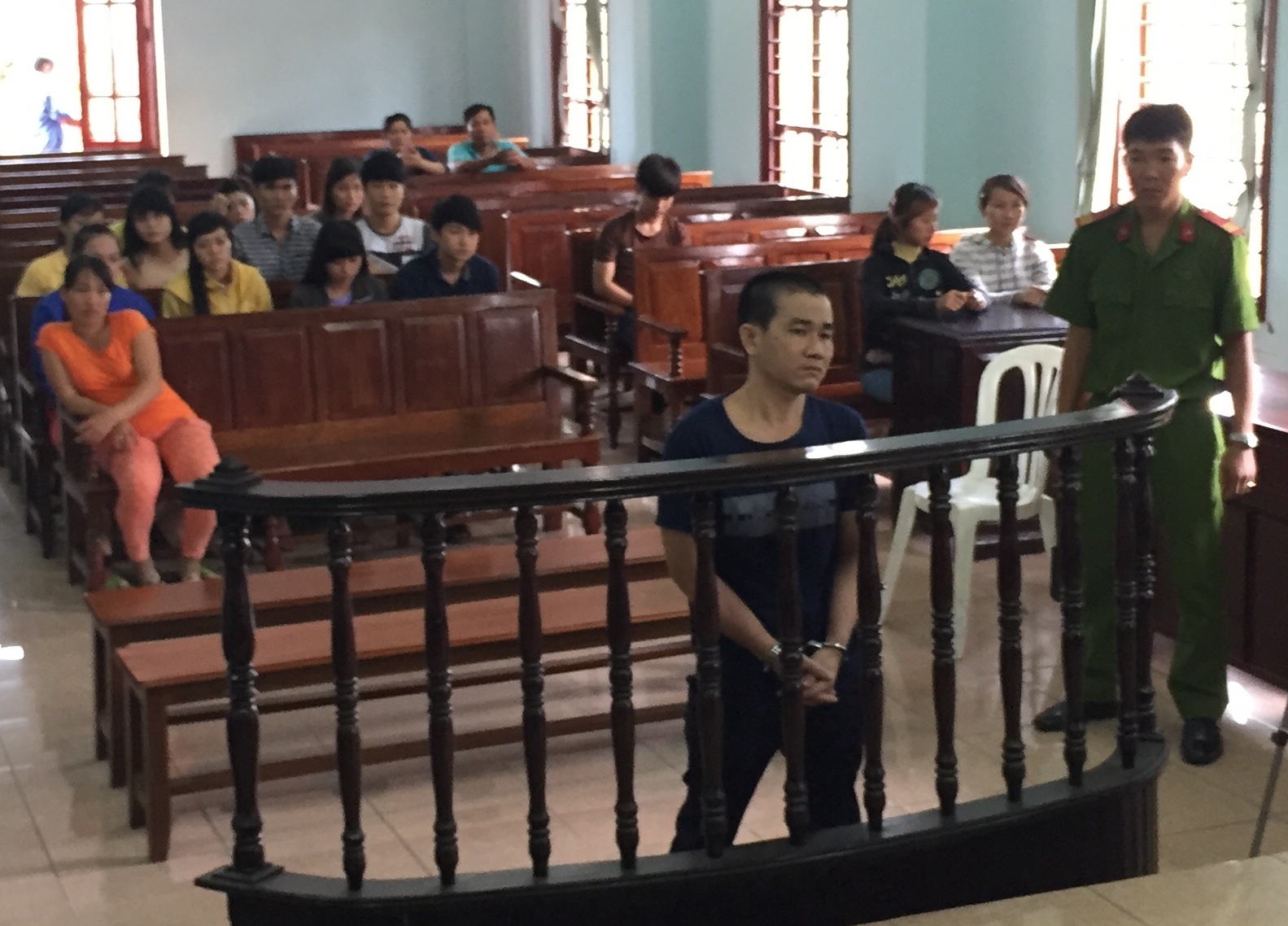 Bị cáo nghe hội đồng xét xử tuyên án. Ảnh Minh Anh