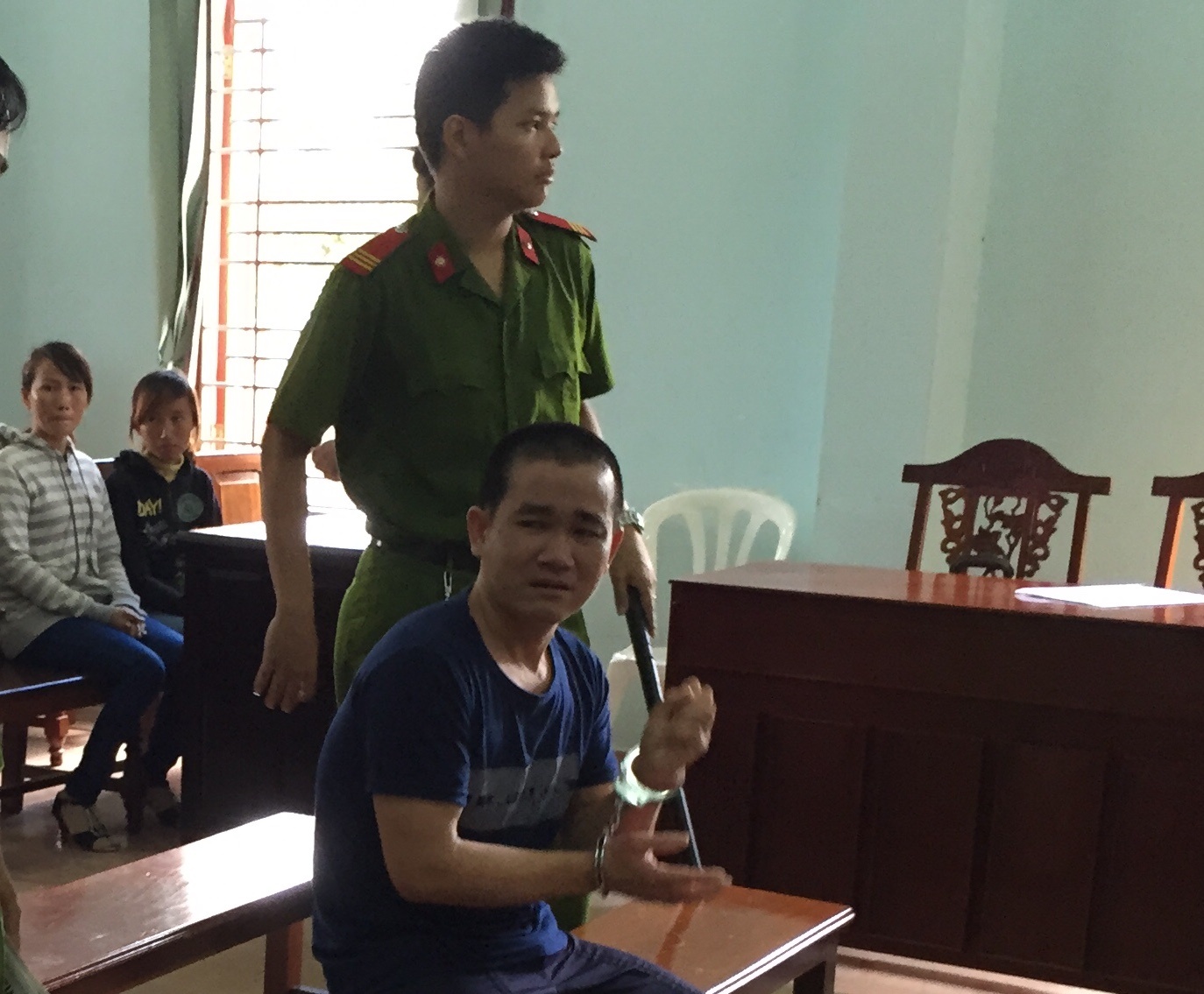 Thanh nien hiep dam be gai khoc nuc no tai toa hinh anh
