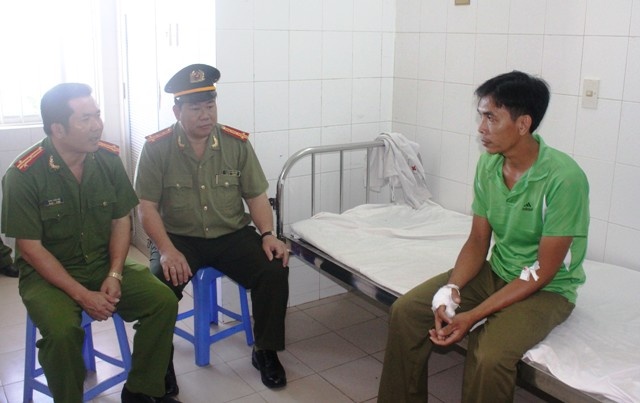 Tan cong canh sat bang sung dien tu che hinh anh