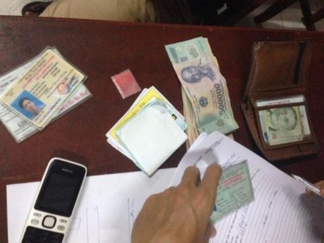 Tang vật thu giữ trong người Phong. Ảnh Minh Anh