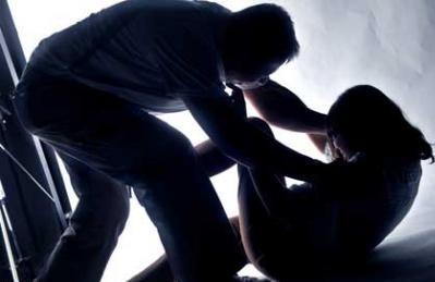 Ga hang xom nhieu lan hiep dam co gai tam than hinh anh