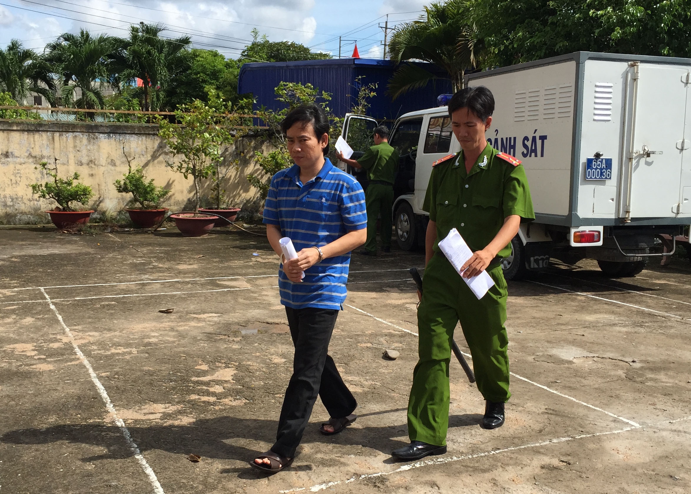 Bị cáo Thiết được dẫn giải đến phiên toà. Ảnh Minh Anh