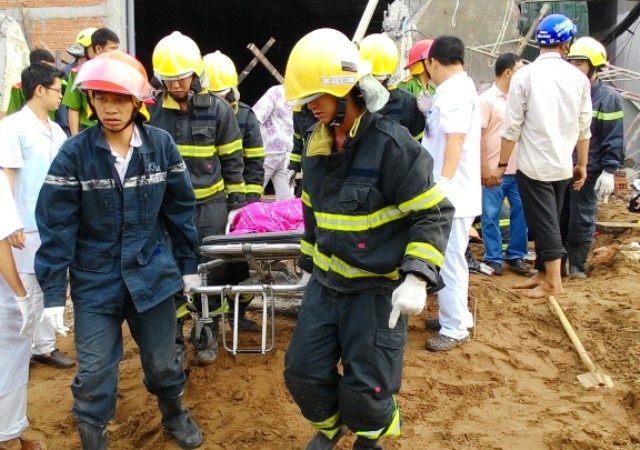 Nha hang tiec cuoi bi sap xay khong dung thiet ke hinh anh