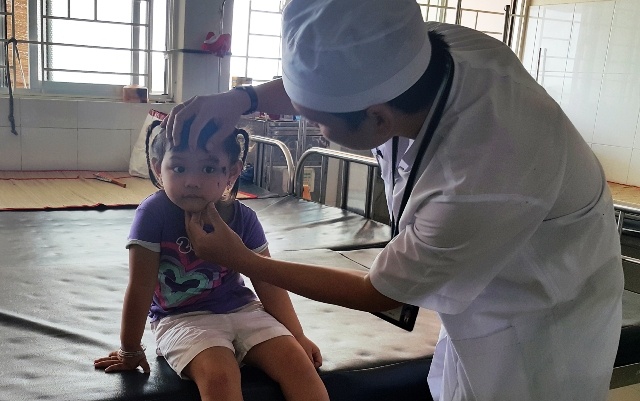 Một bệnh nhi nằm điều trị tại BV Đa khoa TP Vĩnh Long bị kiến ba khoang cắn. Ảnh Minh Anh