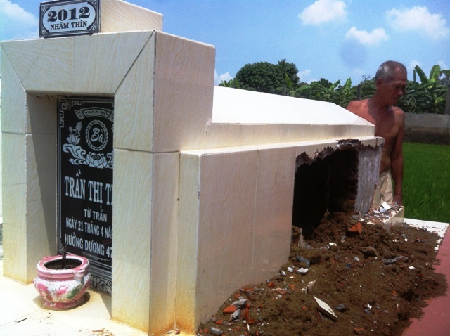 Dap mo cua vo lay hai cot vi so bi ma am hinh anh