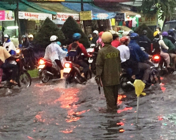 Mua lon 2 gio, Can Tho ngap nang hinh anh