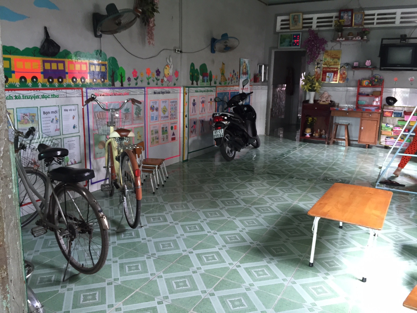 Bên trong điểm giữ trẻ, nơi cháu Phát bị té ngã. Ảnh Minh Anh