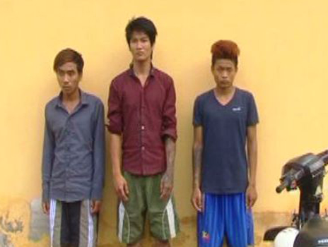 Cap vo chong bi ke dao, cuop xe luc rang sang hinh anh