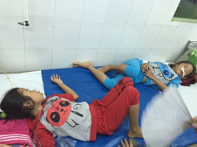 An thit coc, 3 anh em nhap vien cap cuu hinh anh