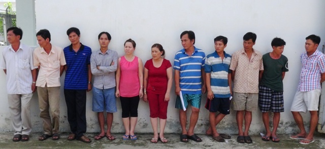 Các con bạc bị bắt giữ. Ảnh Minh Anh