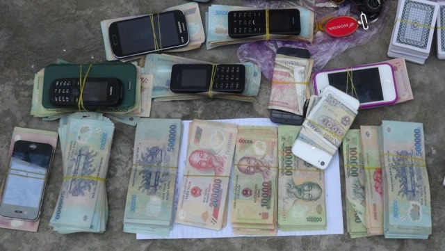 Song bac 200 trieu trong quan karaoke hinh anh