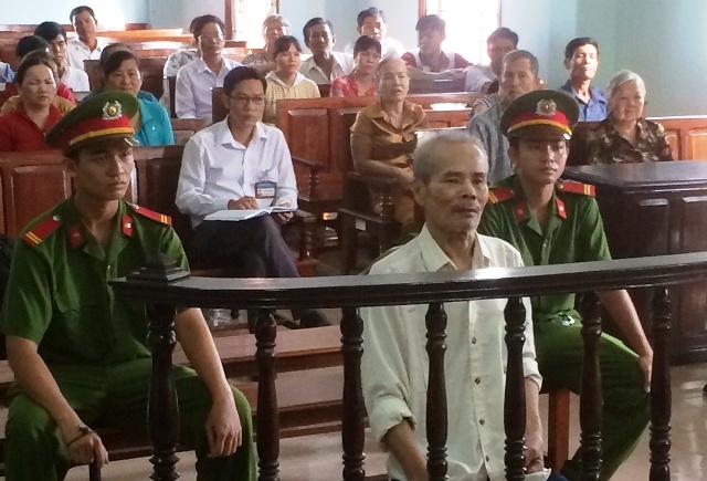 Lý Á Đức hầu tòa với mái tóc bạc trắng vì giết vợ Việt. Ảnh Minh Anh