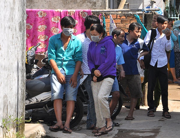 Nu nhan vien tiep thi sim chet loa the trong phong tam hinh anh