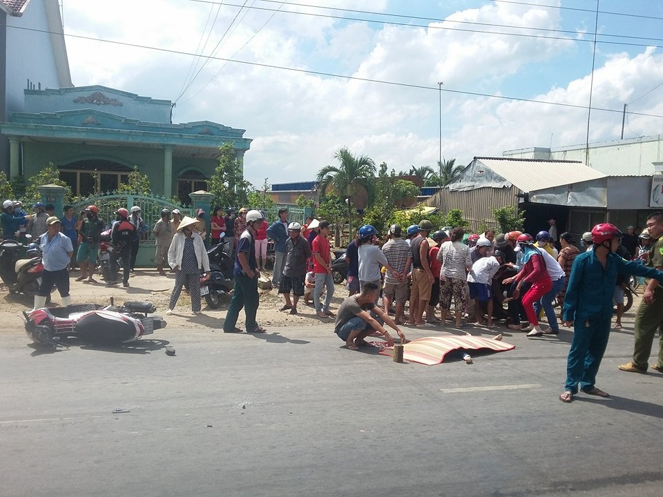 Me ngat xiu khi thay con gai chet tham duoi banh xe khach hinh anh