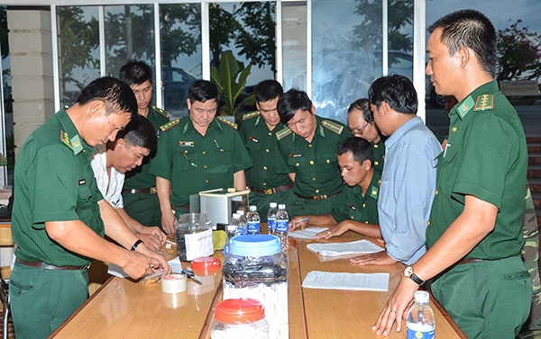 Nguoi nuoc ngoai mang 10 luong vang qua bien gioi hinh anh