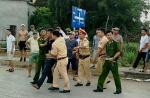 Thanh nien cam dao cua vao co nguoi phu nu hinh anh