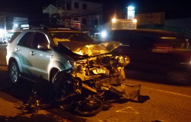 Đầu xe ôtô biển xanh bị biến dạng. Ảnh Minh Anh