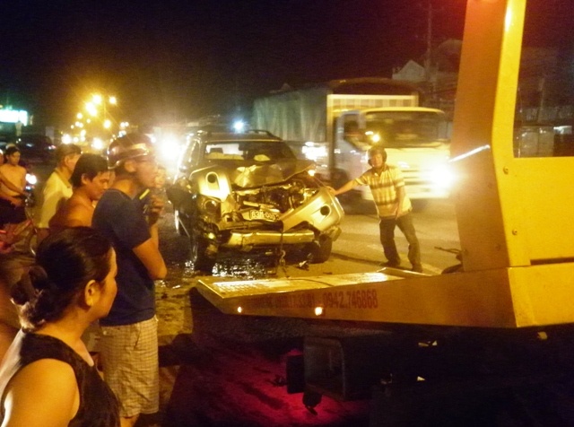 Mot thanh nien bi oto can dut lia chan hinh anh