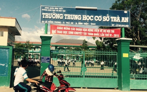 Bao ve dan pho xin loi gia dinh hoc sinh bi cong tay hinh anh