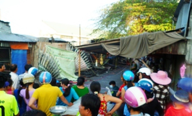 Dãy ki-ốt tạm tại khu vực chợ Giồng Găng bị cháy. Ảnh Nguyễn Văn Nở