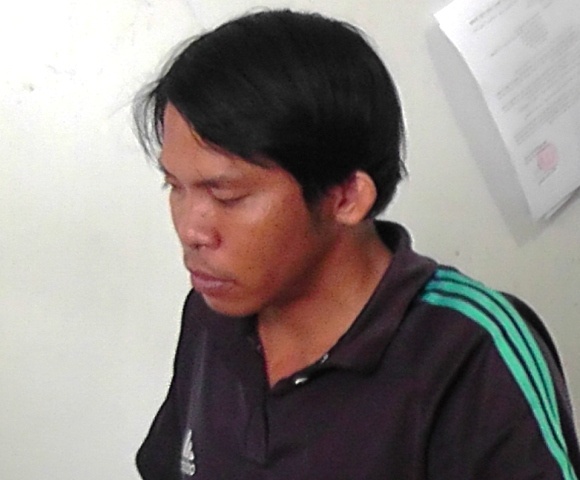 Bat giam thanh nien nem da xe khach hinh anh