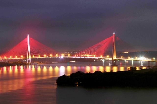 Duong den nghe thuat dai 6 km ben bo song Hau hinh anh