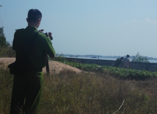 Hai vo chong bi dien giat chet ngoai ray hinh anh