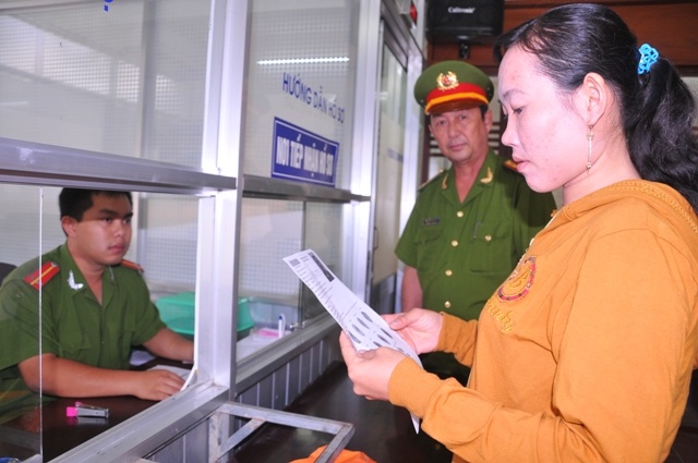 700 nguoi o Can Tho da dang ky cap the Can cuoc cong dan hinh anh